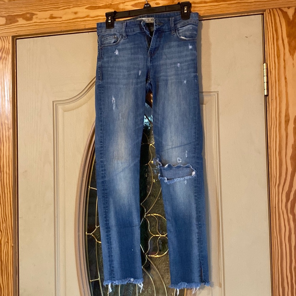 Light stylish ripped knee jeans